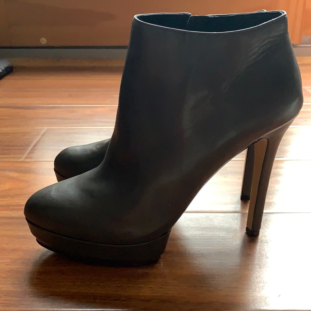 VINCE CAMUTO - NWOT Nappa Soft Leather Platform Heels in Davy’s Gray